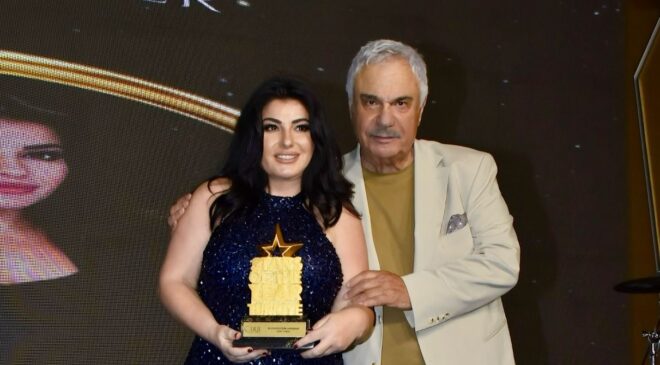 EBRU TORUN’A ÖDÜLÜNÜ HALİL ERGÜN VERDİ!
