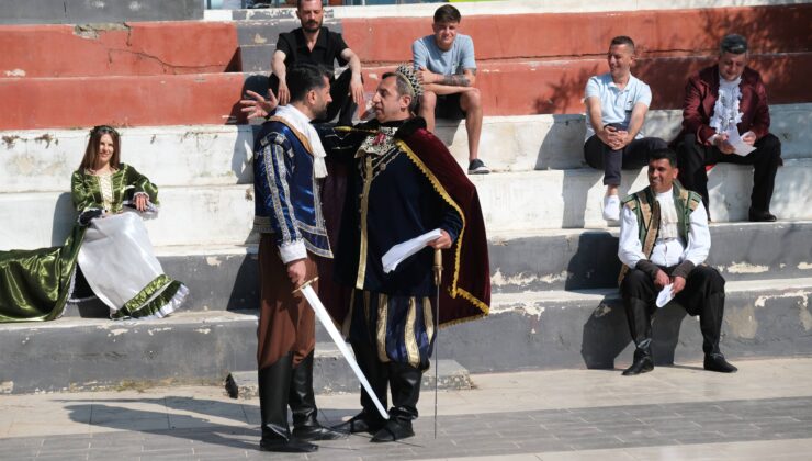 ADANA ŞİVESİYLE HAMLET