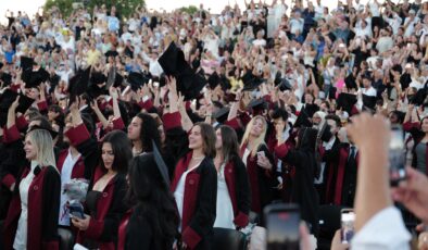Alina Boz Kariyerini Diploma ile Taçlandırdı  Başarılı Oyuncu Üniversite Mezunu Oldu