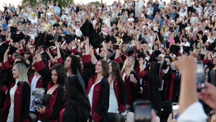 Alina Boz Kariyerini Diploma ile Taçlandırdı  Başarılı Oyuncu Üniversite Mezunu Oldu