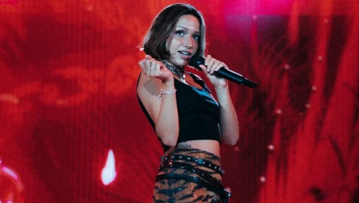 Zeynep Bastık, Bakü’de düzenlenen uluslararası müzik festivalinde binlerce müzikseverle buluştu.