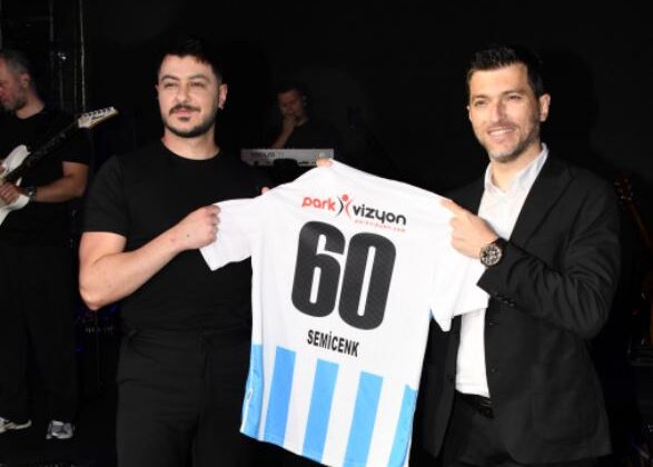 Semicenk, sağanak yağmura rağmen festival alanını dolduran binlerce hayranına unutulmaz bir gece yaşattı.