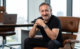 YAPAY ZEKÂNIN YENİ SÜPER STAR’I AYROS! MİLYONLARIN KALBİNİ FETHEDEN DİJİTAL SANATÇI SAHNEYE HAZIRLANIYOR YAPAY ZEKÂNIN YENİ SÜPER STAR’I AYROS! MİLYONLARIN KALBİNİ FETHEDEN DİJİTAL SANATÇI SAHNEYE HAZIRLANIYOR