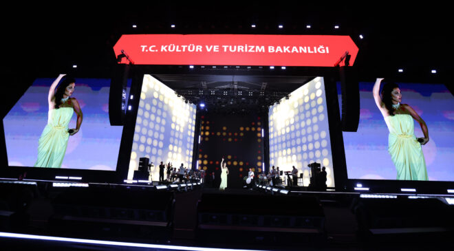 98 BİN KİŞİ EBRU YAŞAR’LA TEK SES OLDU 