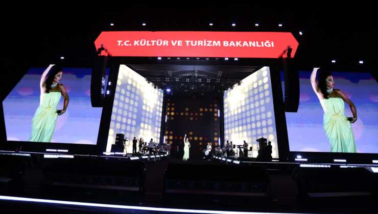 98 BİN KİŞİ EBRU YAŞAR’LA TEK SES OLDU 