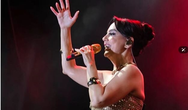 Ebru Gündeş’in dev korosu: Binlerce kişi hep bir ağızdan söyledi