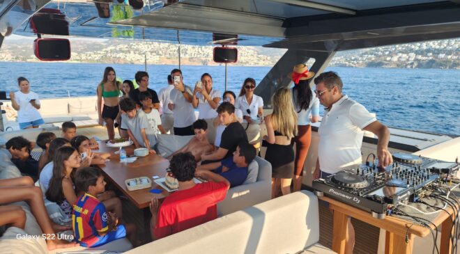 Atlas Celal Aras 12. Yaşını Bodrum’da Teknede Kutladı. .