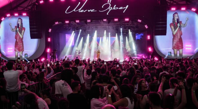 Merve Özbey 52. Uluslararası Arhavi Festivali’nde Sahne Aldı