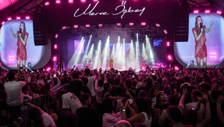 Merve Özbey 52. Uluslararası Arhavi Festivali’nde Sahne Aldı