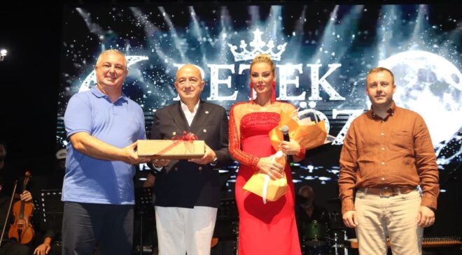 PETEK DİNÇÖZ’DEN GEYİKLİ’DE ZAFER BAYRAMI COŞKUSU